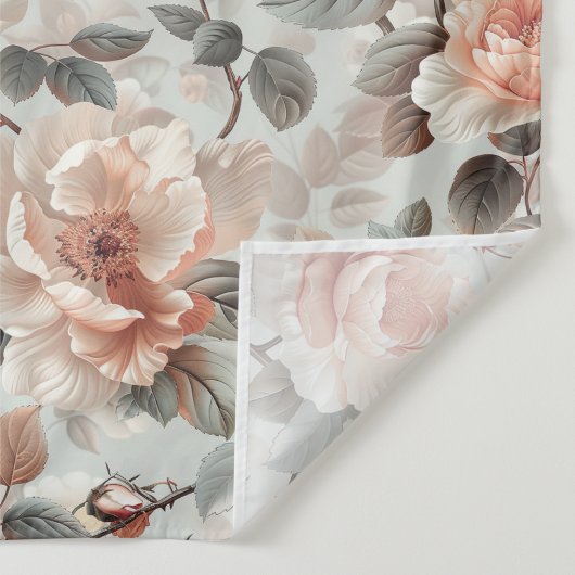 Creme-Blume mit grauen Blätter auf einem hellgraue Wandteppich (Detail)