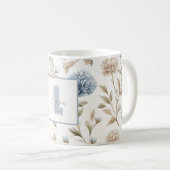 Creme Braun Blaue Blumen Monogramm Anfangsbuchstab Kaffeetasse (VorderseiteRechts)