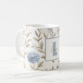 Creme Braun Blaue Blumen Monogramm Anfangsbuchstab Kaffeetasse (Vorderseite Links)