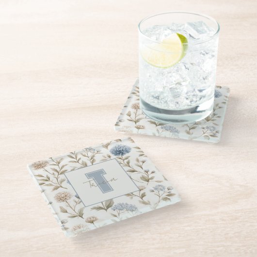 Creme Braun Blaue Blumen Monogramm Anfangsname Glasuntersetzer (Schrägansicht)