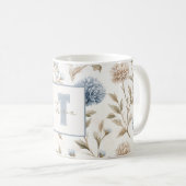 Creme Braun Blaue Blumen Monogramm Anfangsname Kaffeetasse (VorderseiteRechts)