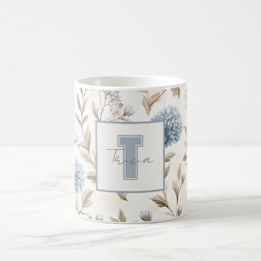 Creme Braun Blaue Blumen Monogramm Anfangsname Kaffeetasse (Mittel)