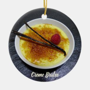 Creme brulae auf Tonschiefer mit Himbeere und Vani Keramik Ornament