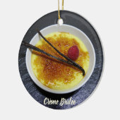 Creme brulae auf Tonschiefer mit Himbeere und Vani Keramik Ornament (Links)