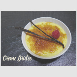 Creme brulae auf Tonschiefer mit Himbeere und Vani Seidenpapier