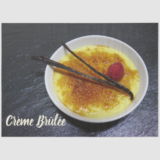 Creme brulae auf Tonschiefer mit Himbeere und Vani Seidenpapier (Vorderseite)