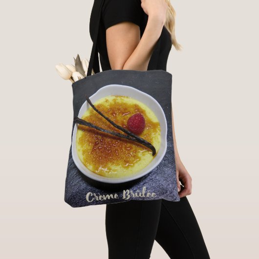 Creme brulae auf Tonschiefer mit Himbeere und Vani Tasche (Von Nahem)