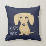 Creme Dackel Cartoon Dackel Hund Personalisiert Kissen<br><div class="desc">Ein bezaubernder, glatter, überzogener Dackel-Welpe, der nach oben schaut. Personalisieren Sie den Text mit Ihrer eigenen Nachricht. Dieses niedliche Kissen für Dackel-Liebhaber bietet eine bunte Auswahl an Dekorationselementen und verleiht Ihrem Sofa oder Bett einen angenehmen Dekoakzent. Macht ein nachdenkliches Geschenk für jemanden, der Dackel Hunde Liebe. Besuchen Sie Jenn's Doodle...</div>