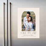 Creme | Einfaches modernes Foto Save the Date Magneteinladung<br><div class="desc">Verkünden Sie Ihr Hochzeitstag stilvoll mit unserem modernen Foto speichern Sie das Datum Magnet. Der Datums-Magnet speichert das Foto Ihrer Verlobung in einem cremefarbenen Bogenrahmen. "Save the Date" wird in dunkelbraunen modernen Serif- und Script-Schriftart angezeigt. Personalisieren Sie den Magneten des Save the Date Fotos, indem Sie Ihre Namen, das Hochzeitdatum...</div>