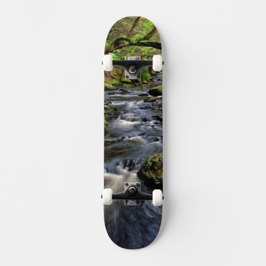 Creme fließt durch den Wald Skateboard (Vorderseite)