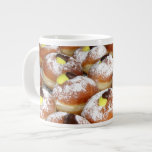 Creme gefüllt Sufganiyot Jumbo-Tasse<br><div class="desc">Schokolade und Vanillecreme Sufganiyots,  spezielle Donuts für Chanukah. Bild von Yoninah,  lizenziert unter http://creativecommons.org/licenses/by-sa/3.0/deed.en.</div>