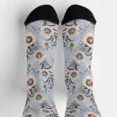 Creme, krorale Blume auf hellgrau Socken (Oben)