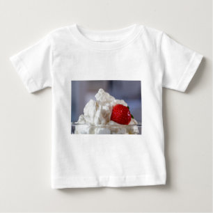 Creme mit Erdbeeren in einer Glasschüssel Baby T-shirt