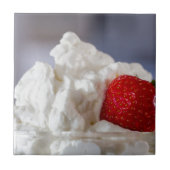 Creme mit Erdbeeren in einer Glasschüssel Fliese (Vorderseite)