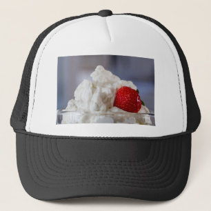 Creme mit Erdbeeren in einer Glasschüssel Truckerkappe
