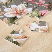 Creme, rosa Blume auf grau. Puzzle (Seite)