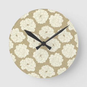 Creme Rose auf Golden Beige - nahtlos. Runde Wanduhr