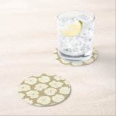 Creme Rose auf Golden Beige - nahtlos. Runder Pappuntersetzer (Vor Ort)