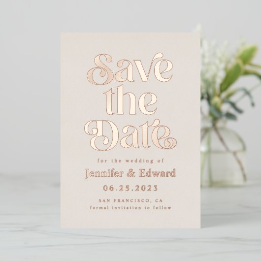 Creme Save the Date Retro Typografie Folieneinladung (Stehend vorne)