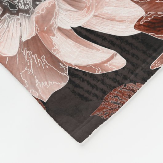 Creme, Teracote-Blume auf dunkelbraunem Hintergrun Fleecedecke (Ecke)