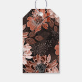 Creme, Teracote-Blume auf dunkelbraunem Hintergrun Geschenkanhänger (Vorderseite)