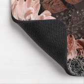 Creme, Teracote-Blume auf dunkelbraunem Hintergrun Mousepad (Ecke)