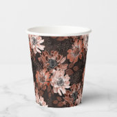 Creme, Teracote-Blume auf dunkelbraunem Hintergrun Pappbecher (Rückseite)