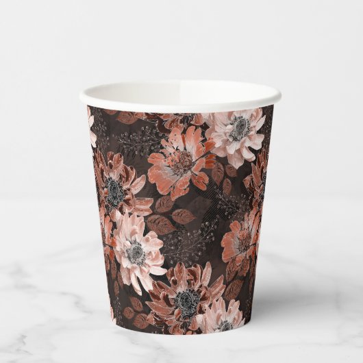 Creme, Teracote-Blume auf dunkelbraunem Hintergrun Pappbecher (Links)