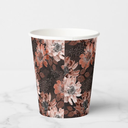 Creme, Teracote-Blume auf dunkelbraunem Hintergrun Pappbecher (Rechts)