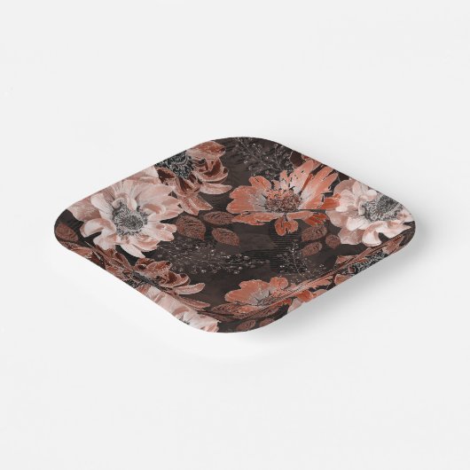 Creme, Teracote-Blume auf dunkelbraunem Hintergrun Pappteller (Gewinkelt)