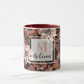 Creme, Teracote-Blume auf dunkelbraunem Hintergrun Tasse (Zentrum)