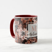 Creme, Teracote-Blume auf dunkelbraunem Hintergrun Tasse (Vorderseite Links)