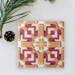 Creme und Burgundy Red Symmetric Geometric Fliese<br><div class="desc">Diese Keramik-Kachel weist ein symmetrisches geometrisches Design auf, das sowohl komplex als auch faszinierend ist. Das Design zeichnet sich durch längliche S-förmige Elemente in einer kräftigen bordeauxfarbenen Farbe aus, die mit abstrakten Formen in einer beruhigenden Creme verwoben sind. Diese Elemente sind Set vor einem Terrakotta-Hintergrund, der das Design unterstreicht und...</div>