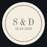 Creme und Grau | Hochzeitsklassische Monogramm Runder Aufkleber<br><div class="desc">Die runden Aufkleber,  die auf unsere Bio Hochzeitskollektion Cream und Ivory abgestimmt sind,  können Ihre Initialen oder Monogramm und Ihr Hochzeitsdatum auf einem eleganten blauen Grau darstellen.</div>