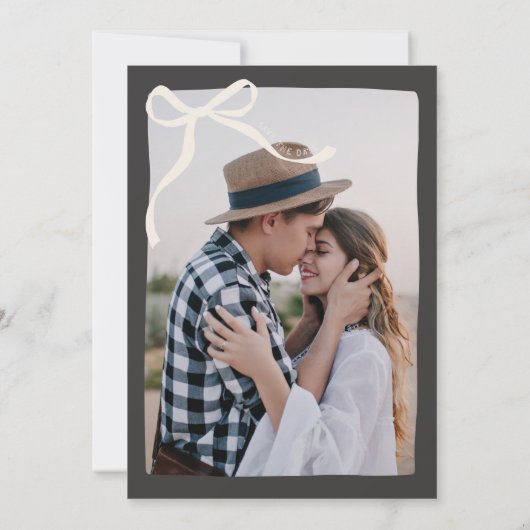 Creme und schwarzer, von der Hand gezogener Bug Save The Date (Rückseite)