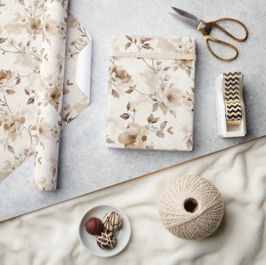 Cremebraune Blumen Geburtstag Geschenkpapier (Kunsthandwerk)