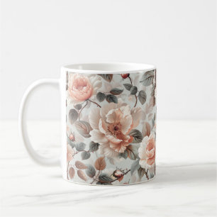 Cremefarbene Blumen mit grauen Blättern auf einem  Kaffeetasse