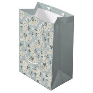 Cremefarbene Pfingstrosen auf Hellblau Mittlere Geschenktüte