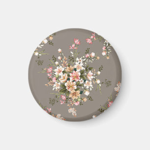 Cremefarbene, rosa Blüten auf Grau. Magnet