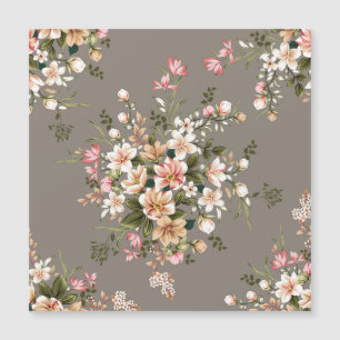 Cremefarbene, rosa Blüten auf Grau. Magnetkarte