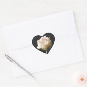 Cremefarbene Rose auf dunklem Hintergrund Herz-Aufkleber (Umschlag)