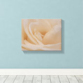 Cremefarbene Rose schließen Leinwanddruck (Insitu (Holzboden))