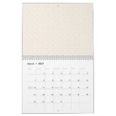 Cremefarbener Stoff mit subtiler, wiederholender, Kalender (Mär 2027)