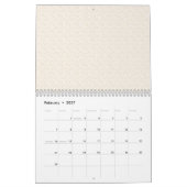 Cremefarbener Stoff mit subtiler, wiederholender, Kalender (Feb 2027)