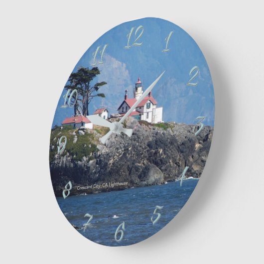 Crescent City, CA Lighthouse Große Wanduhr (Winkel)