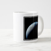 Crescent Earth wurde von der Apollo 4 Mission über Jumbo-Tasse (Vorderseite Rechts)