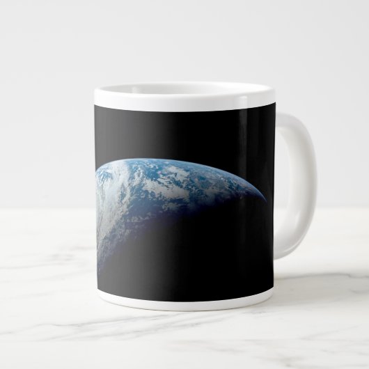 Crescent Earth wurde von der Apollo 4 Mission über Jumbo-Tasse (Vorderseite Rechts)