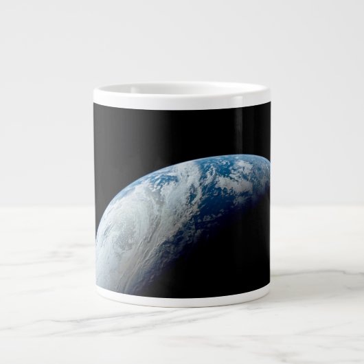Crescent Earth wurde von der Apollo 4 Mission über Jumbo-Tasse (Vorderseite)