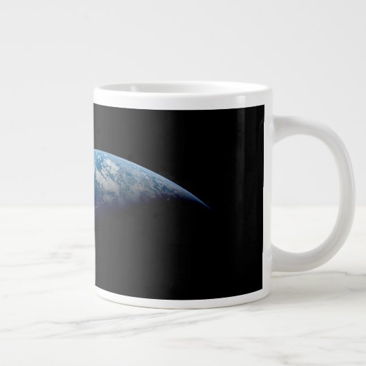Crescent Earth wurde von der Apollo 4 Mission über Jumbo-Tasse (Rechts)