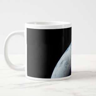 Crescent Earth wurde von der Apollo 4 Mission über Jumbo-Tasse